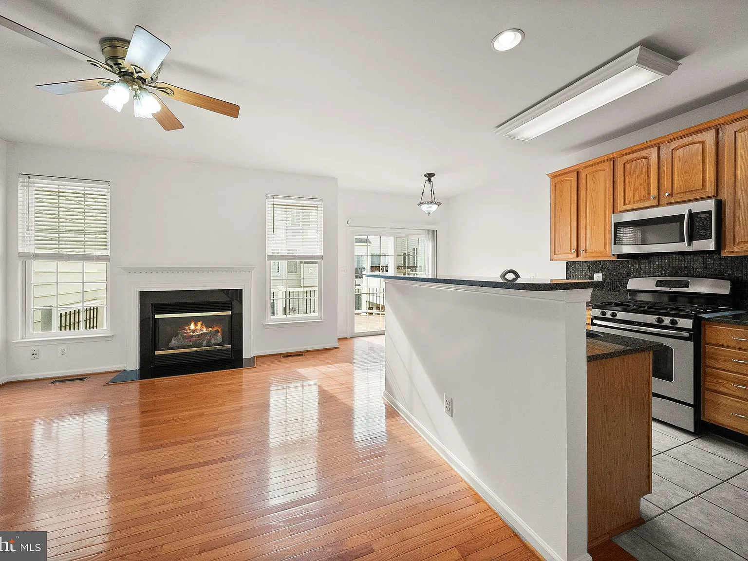 3 bed, 4.0 bath, 2301 sqft, $3,400 — Photo 3