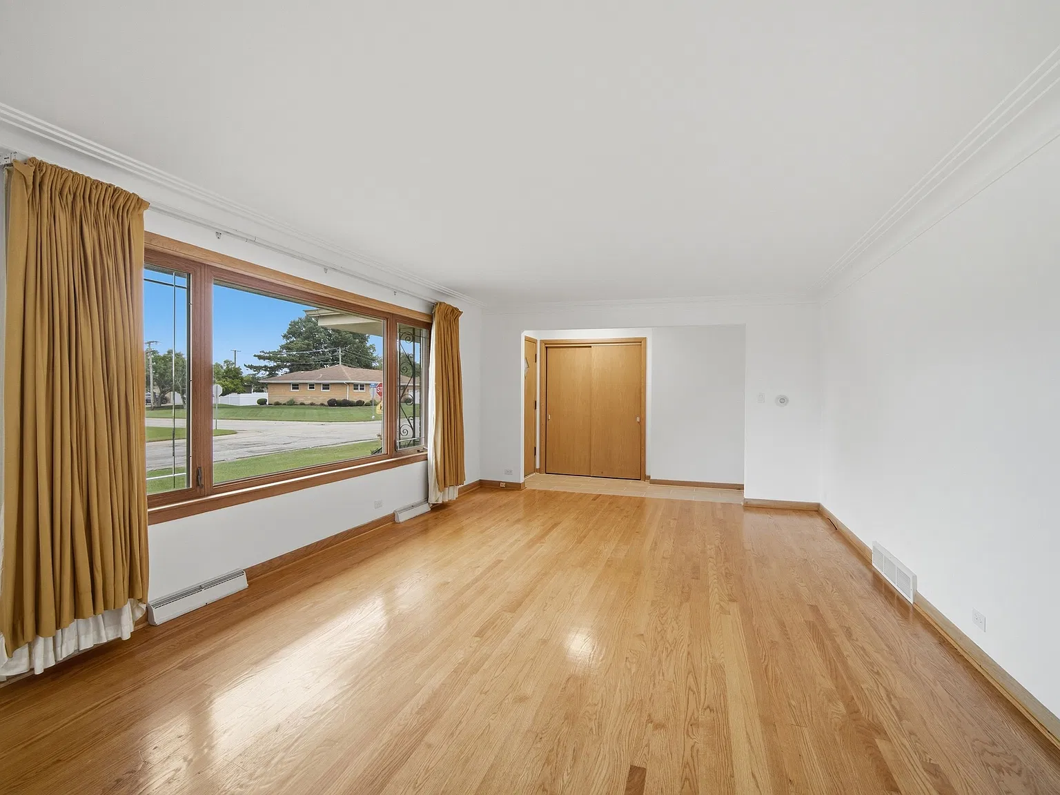 3 bed, 1.5 bath, 1694 sqft, $3,800 — Photo 3