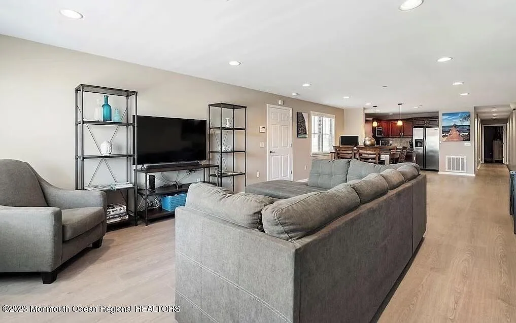 3 bed, 1592 sqft, $2,400 — Photo 2