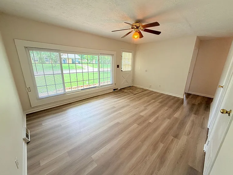 845 Middle Dr — Photo 2