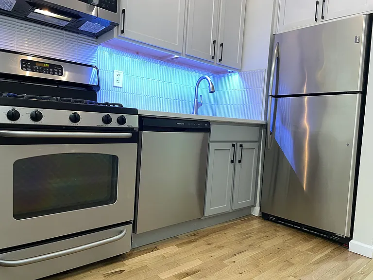 98 Bright St #2R — Photo 15