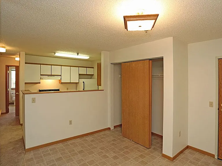 BAY MANOR APARTMENTS — Photo 14