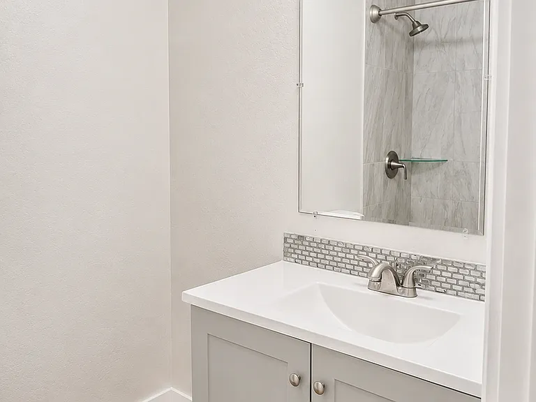 E Taylor St 8-Plex — Photo 9
