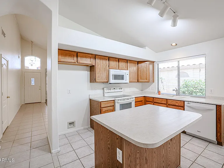 9833 W Yukon Dr — Photo 4