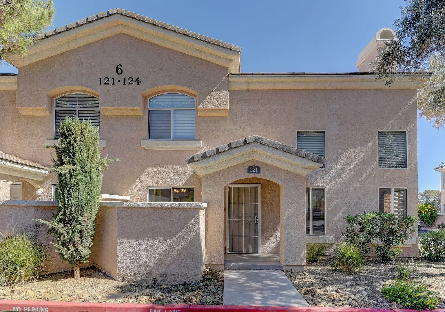 Beautiful 2-story townhouse featuring 2 bedrooms and 2.5 bathrooms in a well-maintained community! — Photo 1