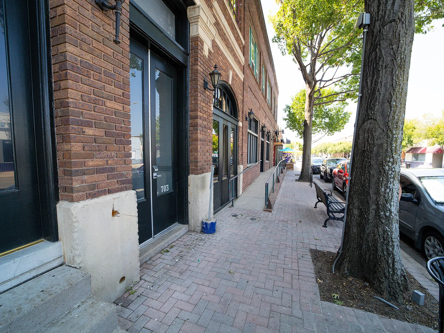 725 W Magnolia Ave — Photo 2