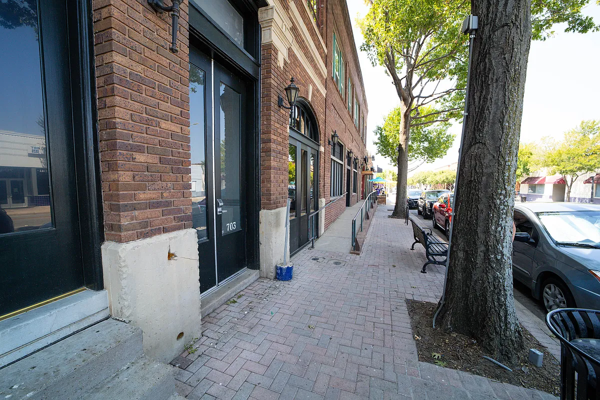 Located on W Magnolia - 725 W Magnolia Ave #201