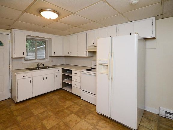 2nd image of 1410 Warwick Ave APT 3