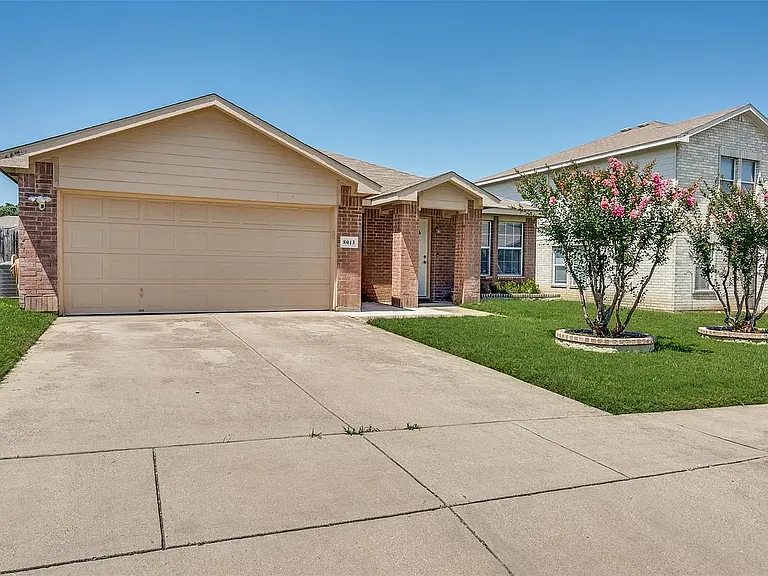 8013 Hidden Oaks Dr — Photo 2