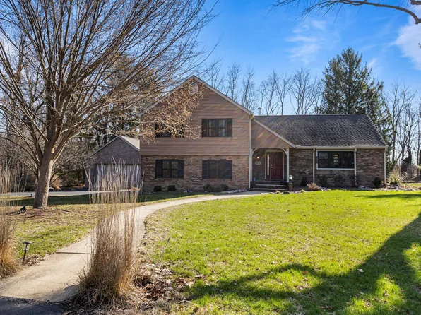 1506 Woodfield Dr, Mahomet, IL 61853