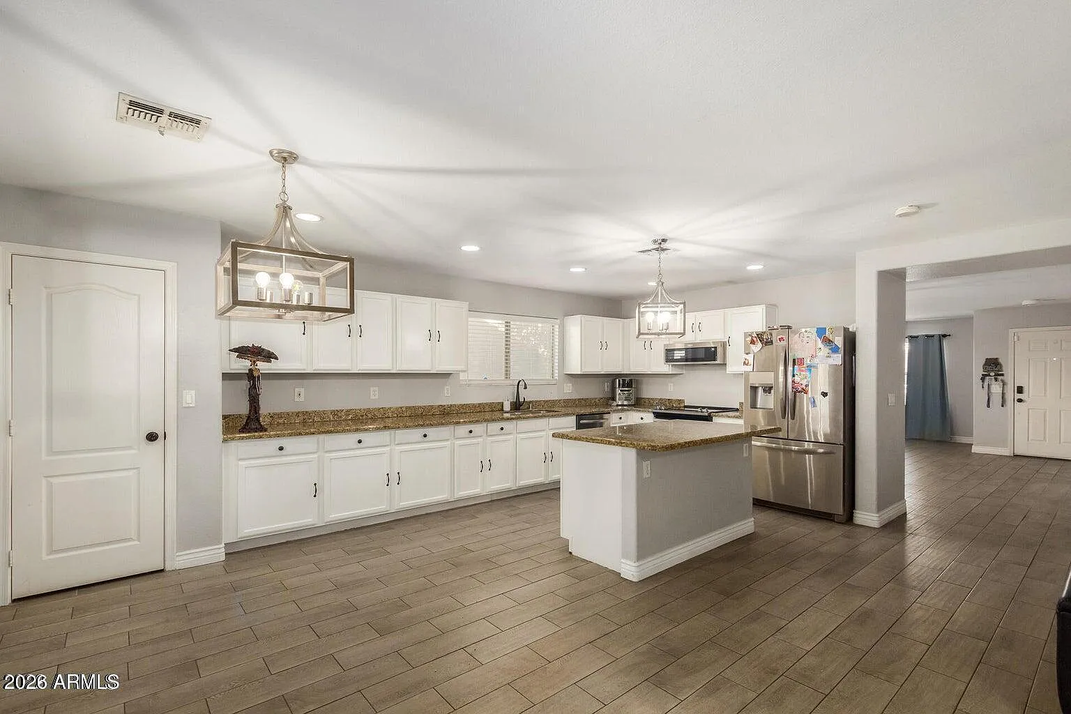 4 bed, 2.5 bath, 2427 sqft, $2,800 — Photo 4