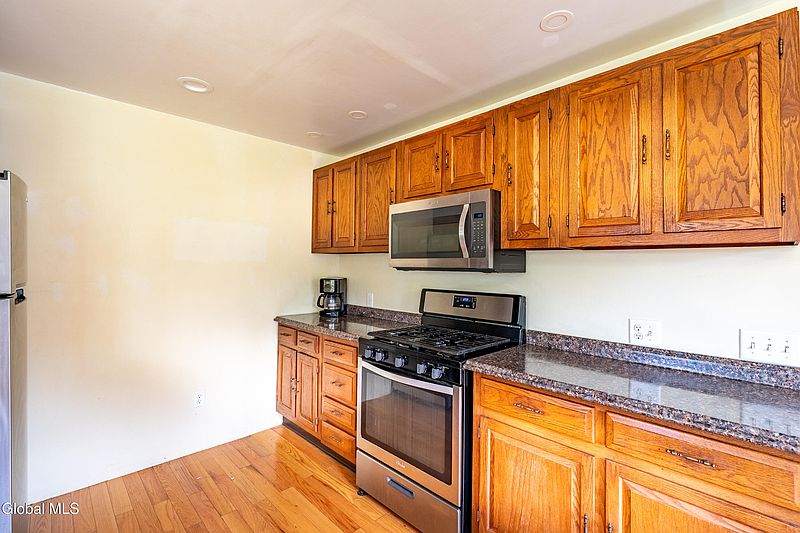 3rd image of 61 Thatcher Street