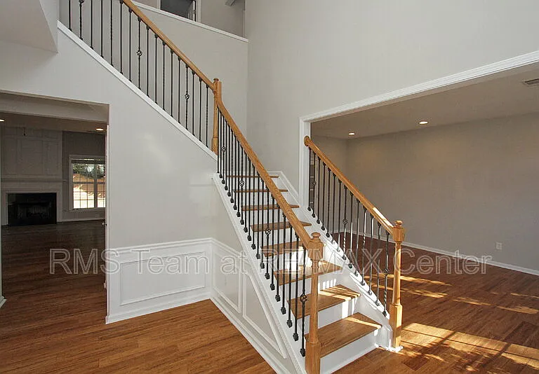 5057 Bethpage Dr — Photo 2