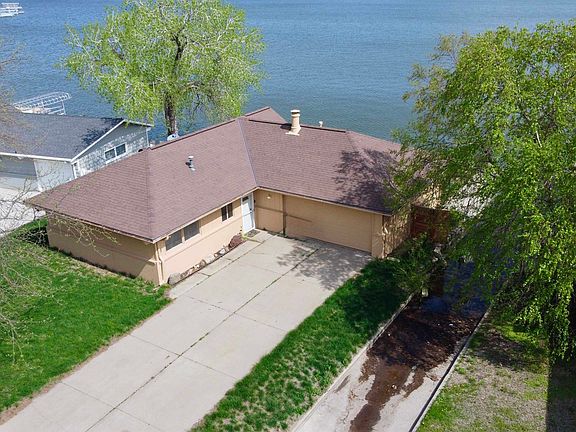 2nd image of 900 Lakeshore Dr
