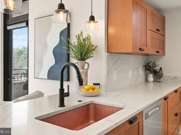 2451 Midtown Ave APT 818, Alexandria, VA 22303