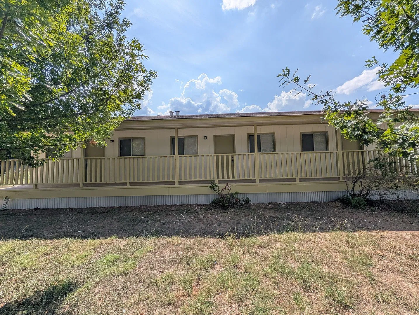 1/1 Triplex - End Unit /No Carpet / Vinyl Plank Flooring / Lots of Parking / CISD — Photo 2