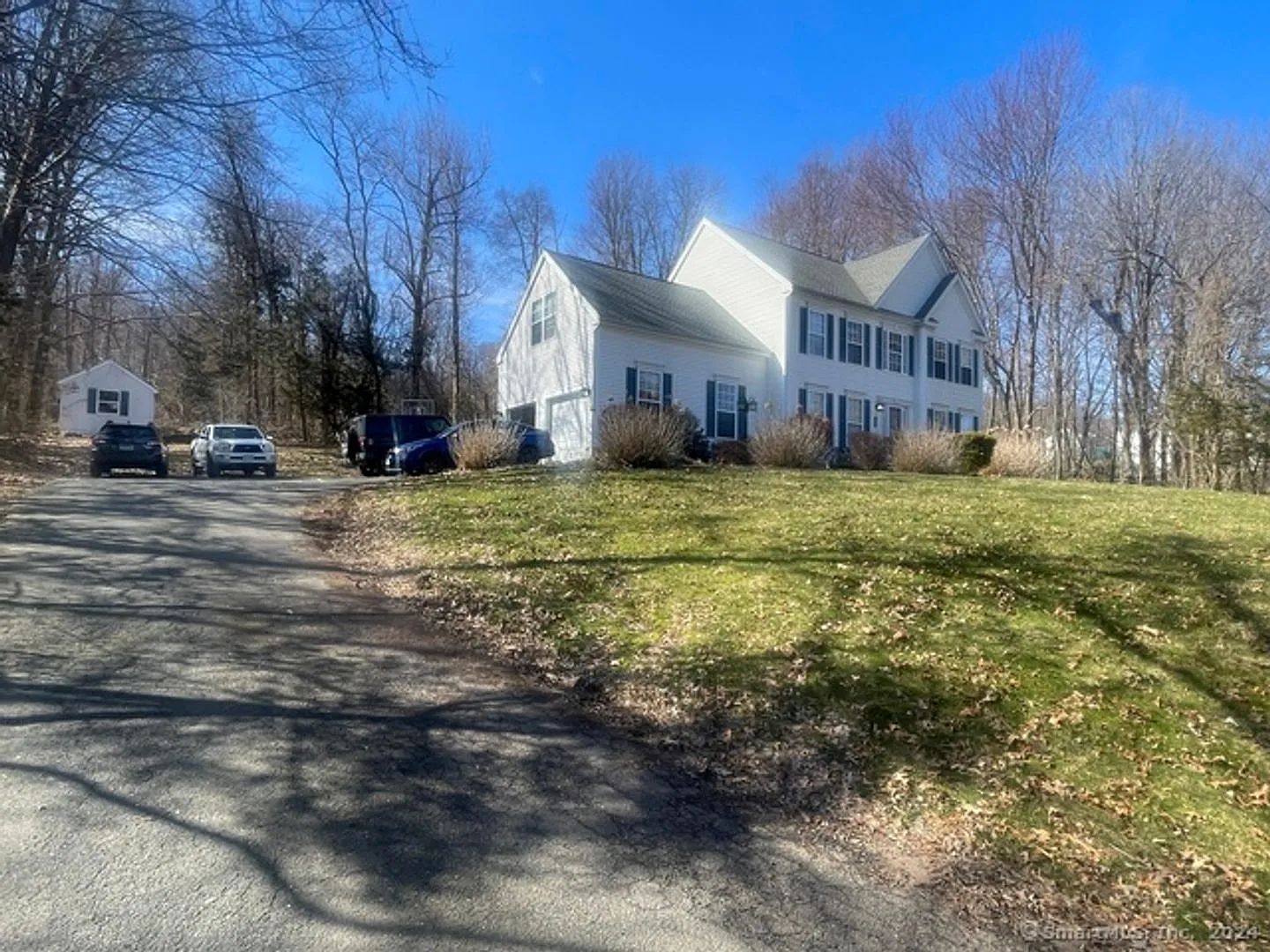 Spacious colonial on private lot with master bedroom suite — Photo 1