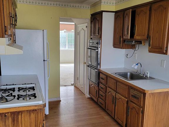 3rd image of 227 Ridgefield Rd