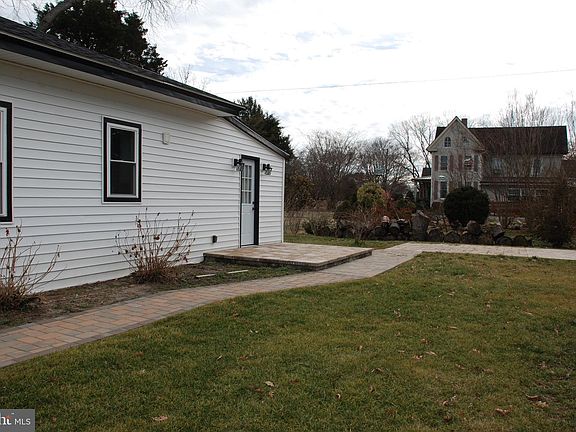 4th image of 302 W Railroad Ave