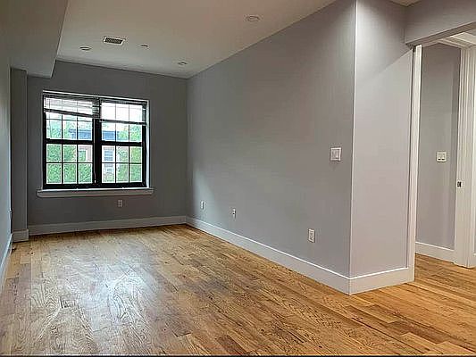1st image of 584 Bainbridge St #33