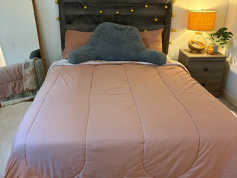 Guest room w queen bed and desk