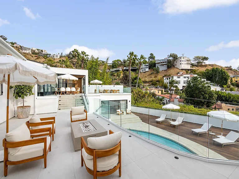 Chic outdoor living, perfect for every occasion.