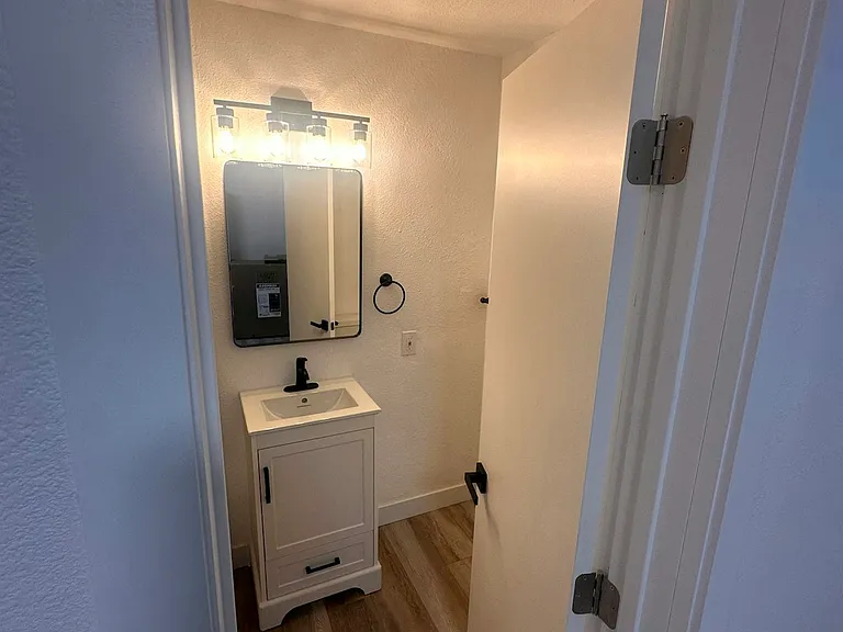 934 Simmons Ave #1/2 — Photo 12