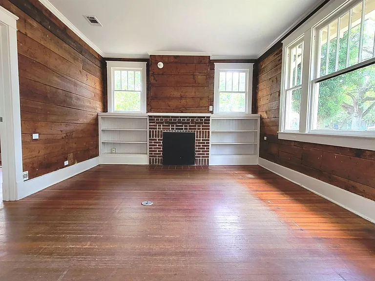 342 E State St — Photo 4