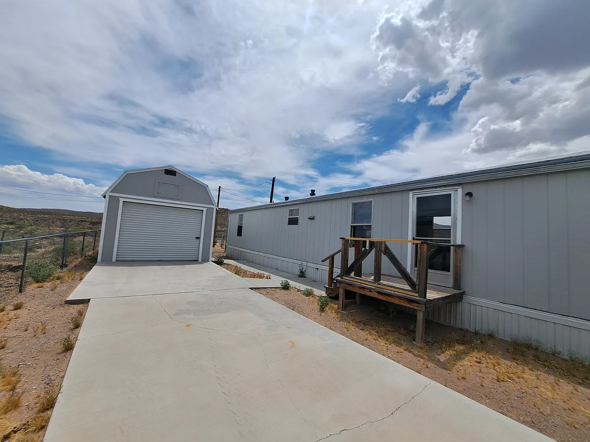 Building Photo - 1009 N Mescalero Dr