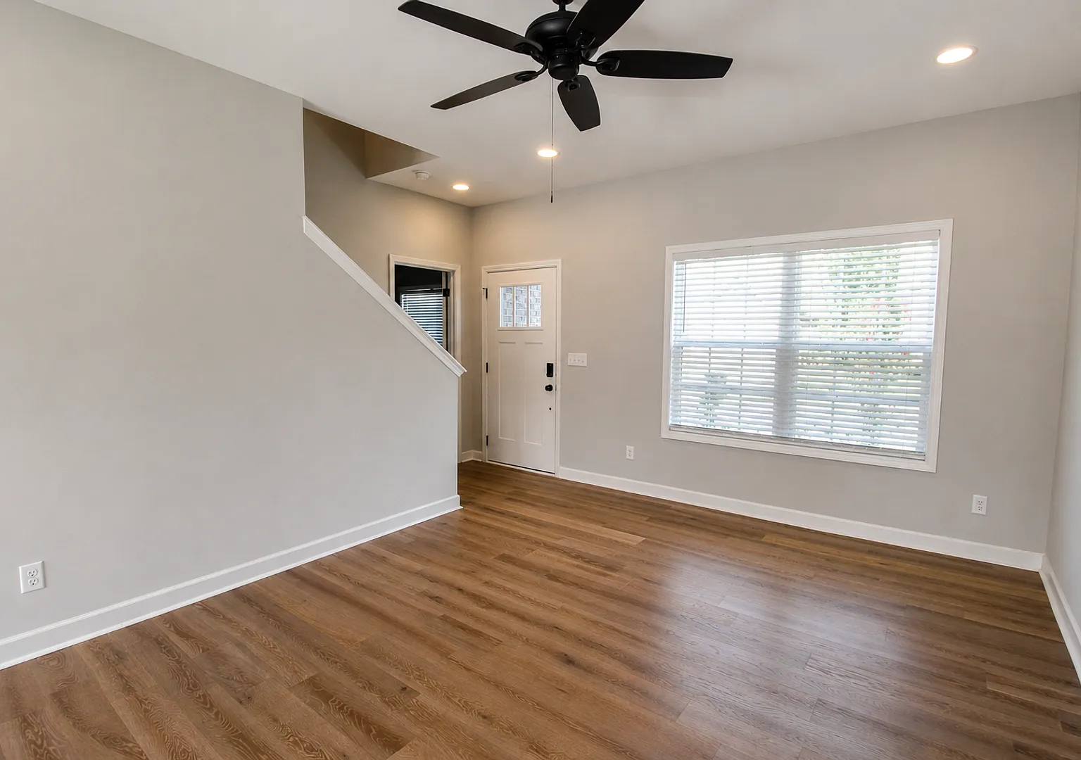 Pet-Friendly 3-Bedroom Home with Fenced Backyard and Garage — Photo 4