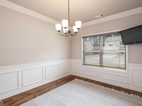 5th image of 225 Evergreen Way