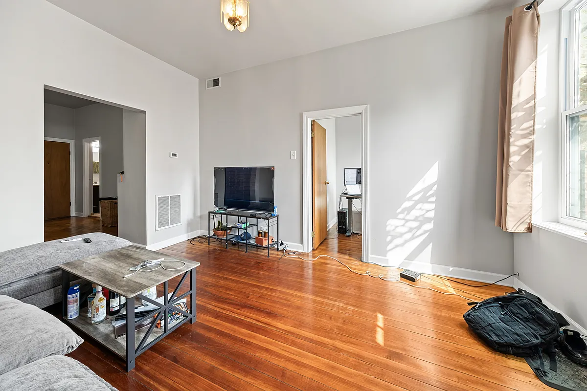 Building Photo - 1037 N Honore St #1R