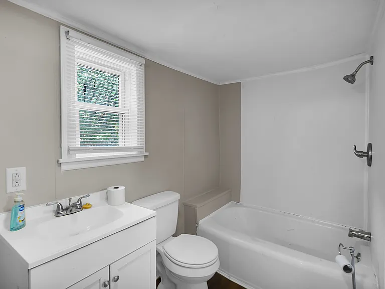 607 1st Ave — Photo 20