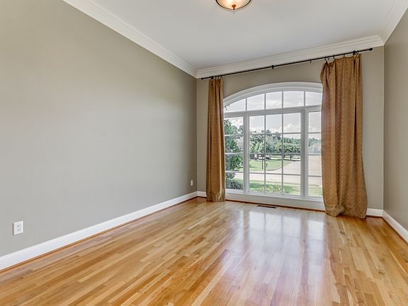 4th image of 2801 Lake Crest Dr