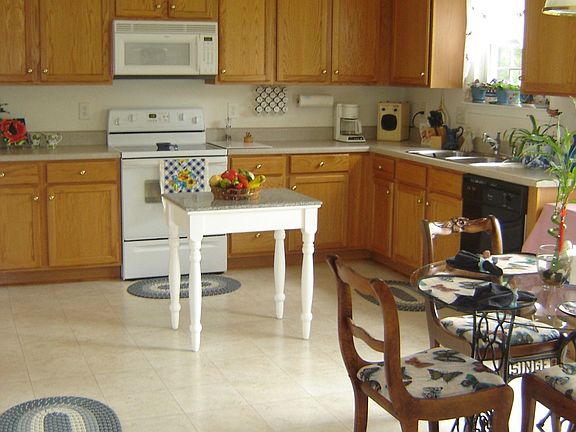 Large Kitchen with 42" Cabinets