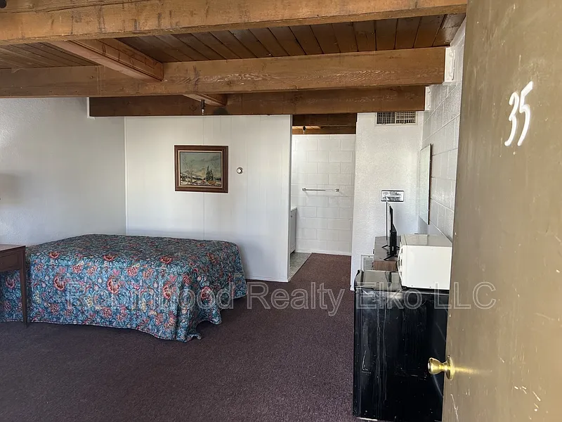 Studio, 1.0 bath, $580 — Photo 4