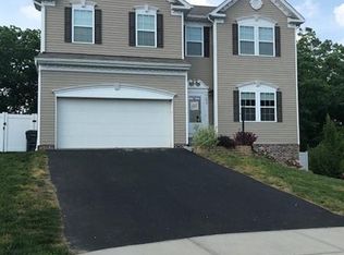 306 Maplewood Ln, Imperial, PA 15126