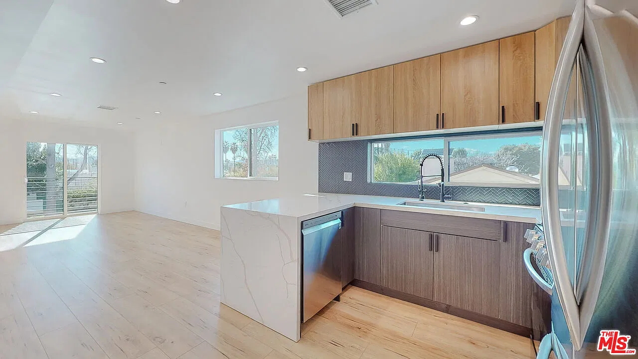 4 bed, 4.0 bath, 2075 sqft, $4,308 — Photo 2