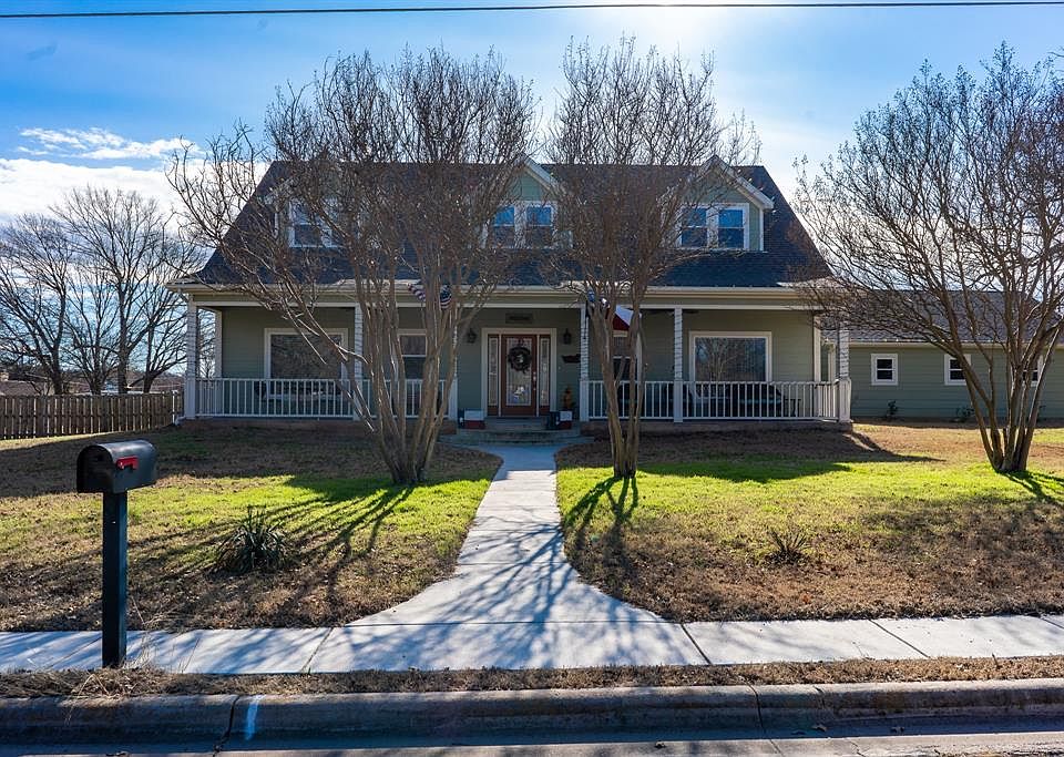 1st image of 600 E Oak St