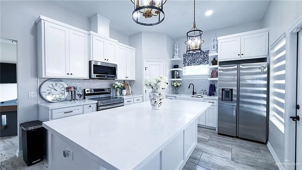 3 bed, 2.0 bath, 2619 sqft, $3,500 — Photo 3