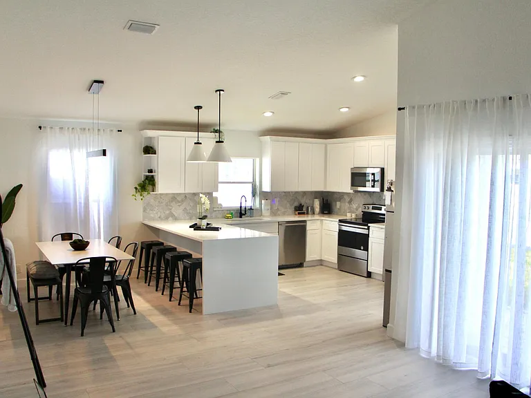 6141 Robinson St — Photo 2