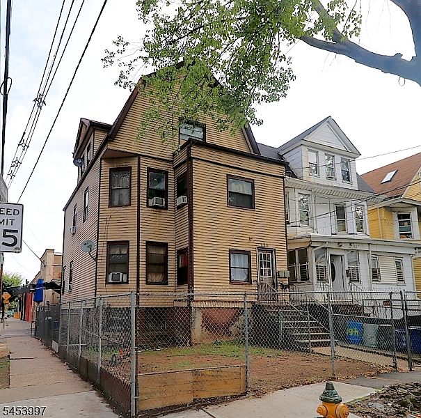 1st image of 465 4Th Ave