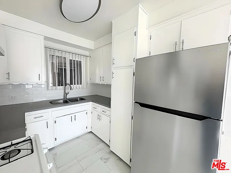 228 S Mariposa Ave #2 — Photo 17