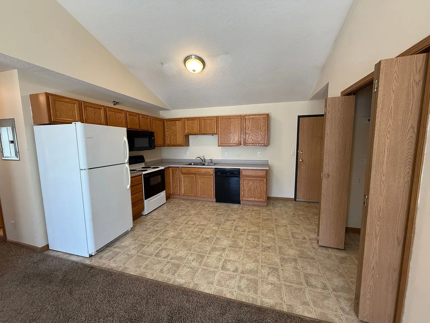 221 Crystal St — Photo 2