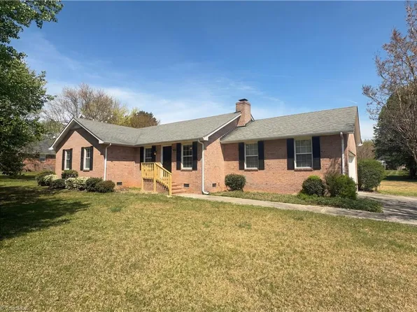 8301 Knight Village Cir, Stokesdale, NC 27357