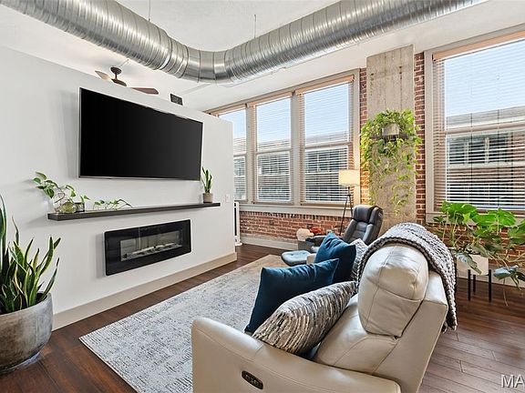 3rd image of 1627 Locust St APT 305