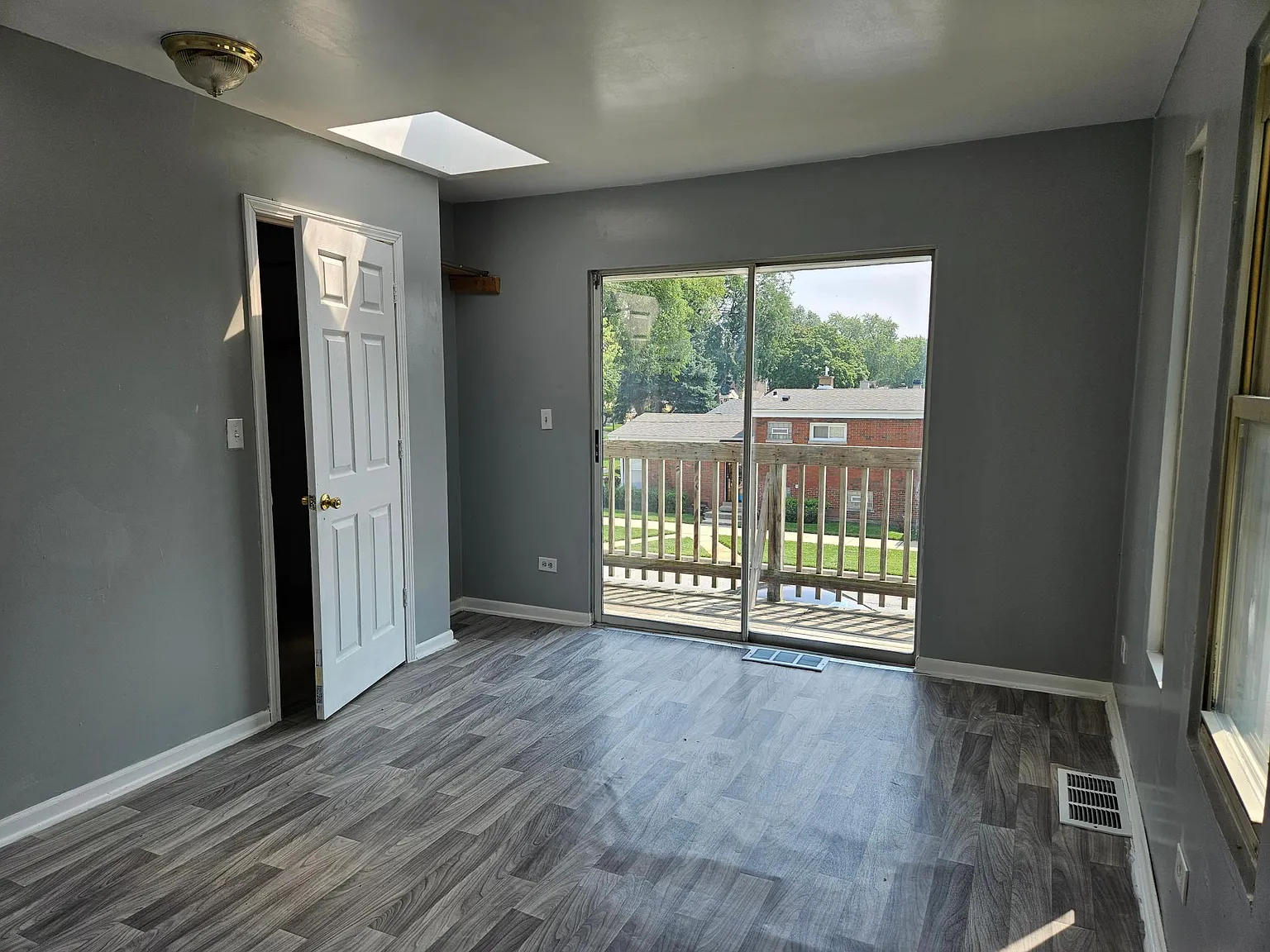 5 bed, 2.5 bath, 2500 sqft, $2,850 — Photo 3