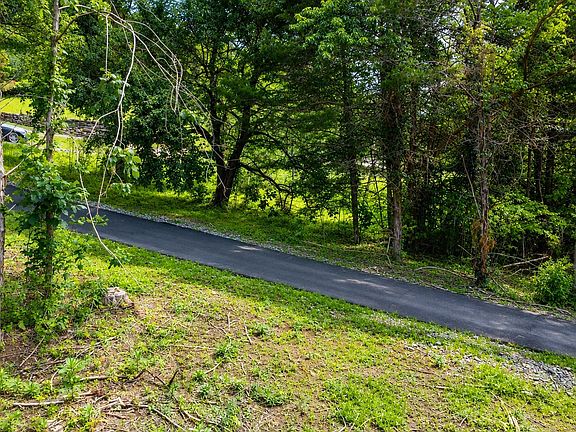 4th image of 180 Lake Hollow Rd