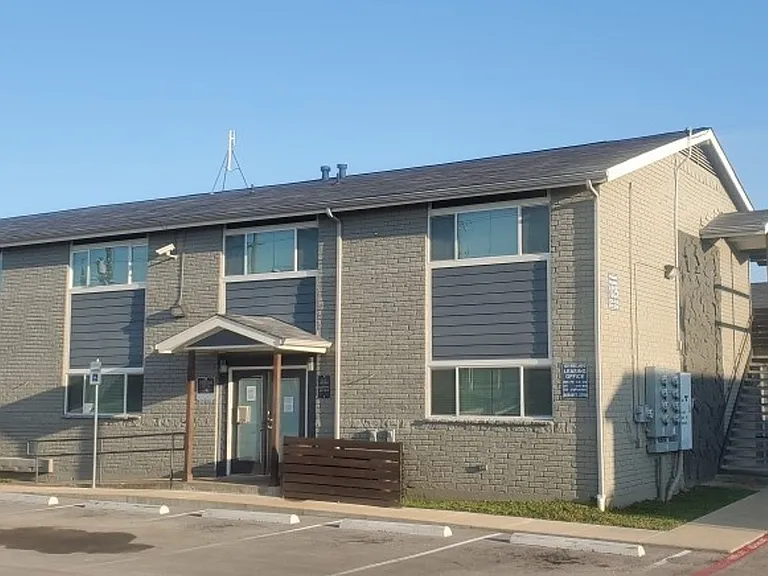 Waverly Apartments — Photo 2