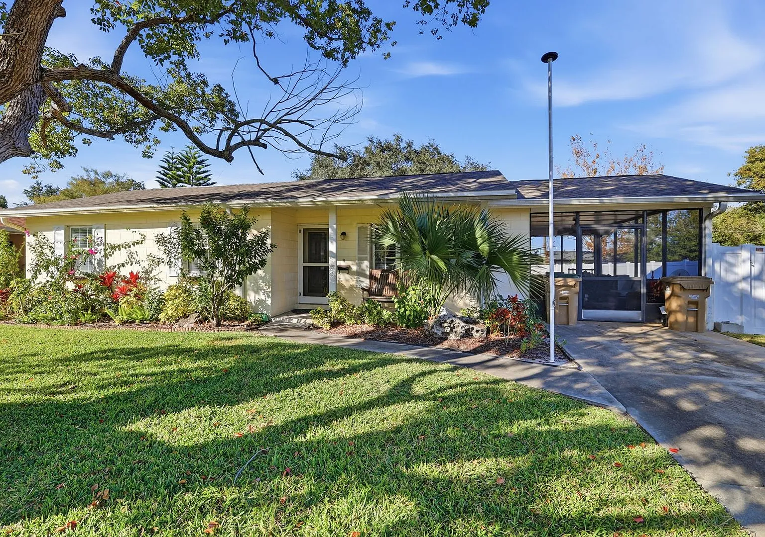 Charming 3 Bedroom Home in Mount Dora Available Now! — Photo 1